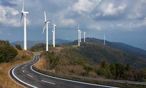 Turbinas eólicas en una carretera