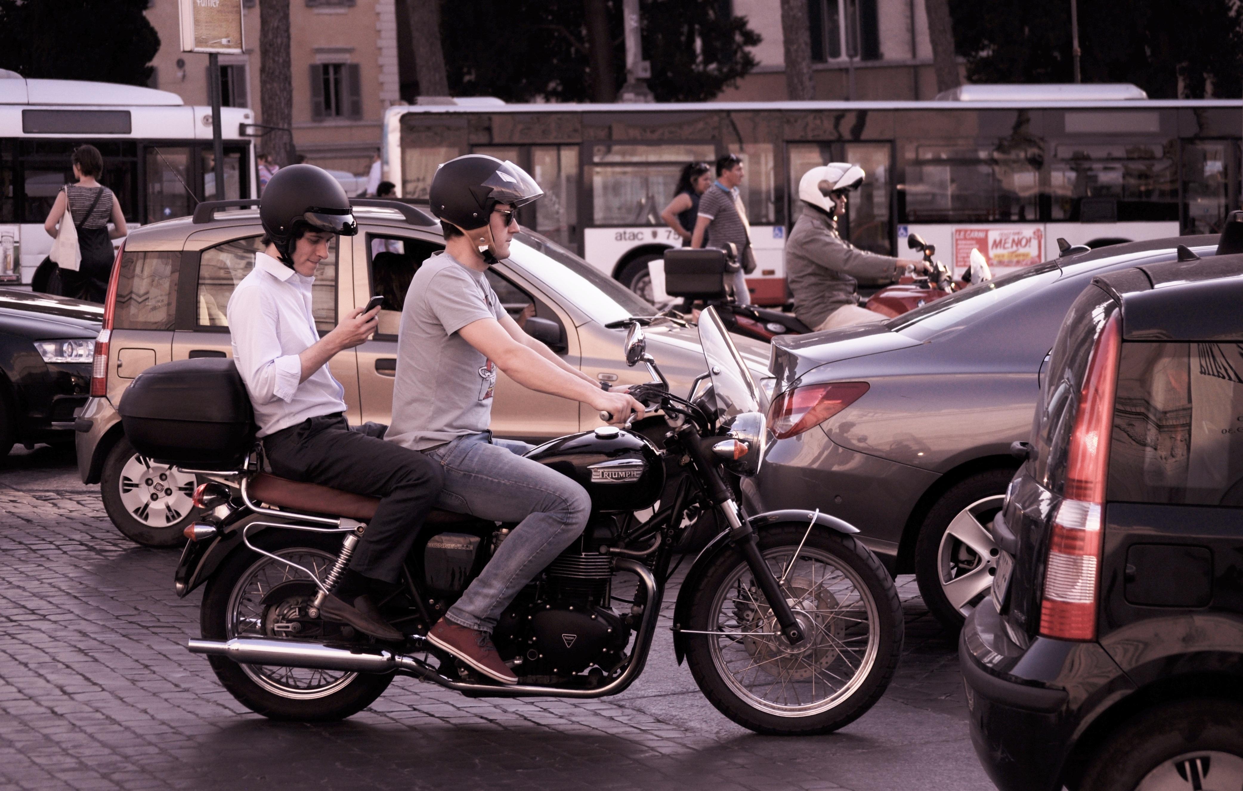 Dos personas en una moto en la ciudad