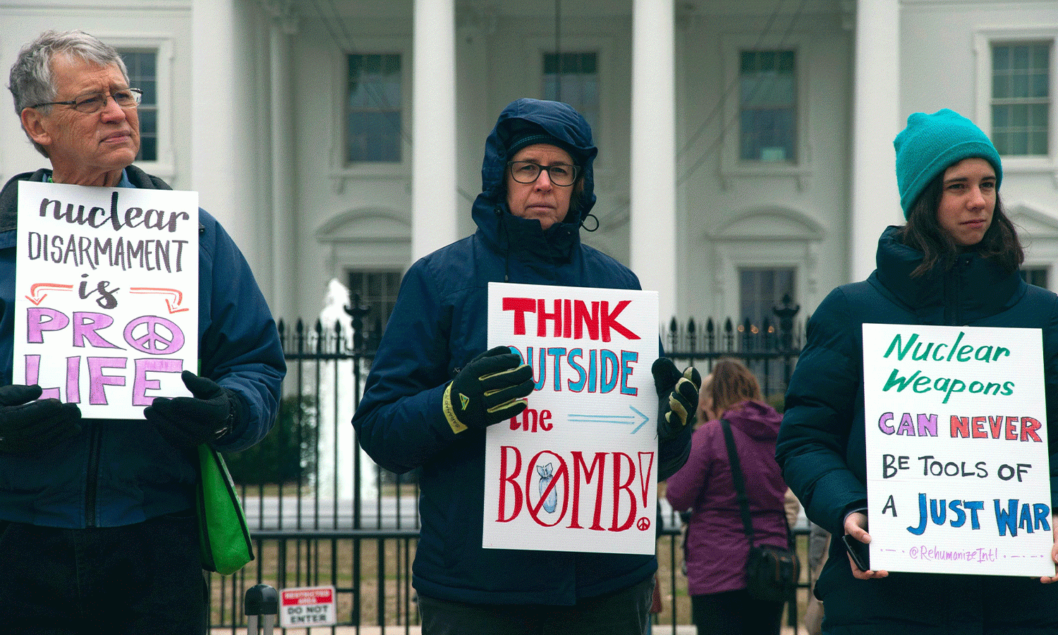 Manifestantes contra armas nucleares en la Casa Blanca