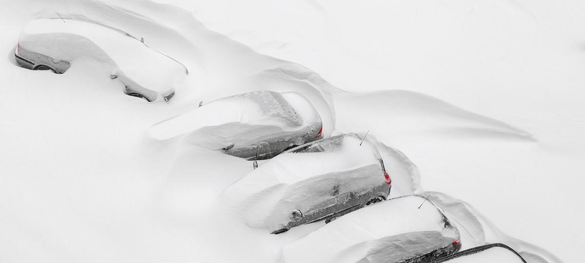 Autos cubiertos de nieve
