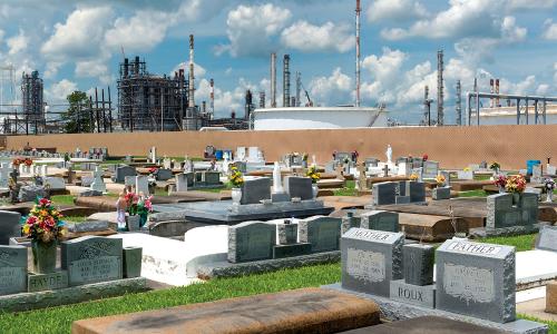 Cementerio en vista de planta de carbón en Cancer Alley