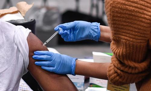 vacuna inyección en brazo