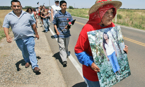 Manifestantes llevan foto de Maria Isabel Vasquez Jimenez