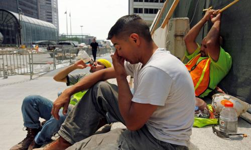 Trabajadores de la construcción sentados al sol