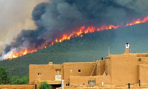 arde el monte mientras la comunidad mira desde su pueblo