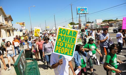 Activistas que piden energía limpia